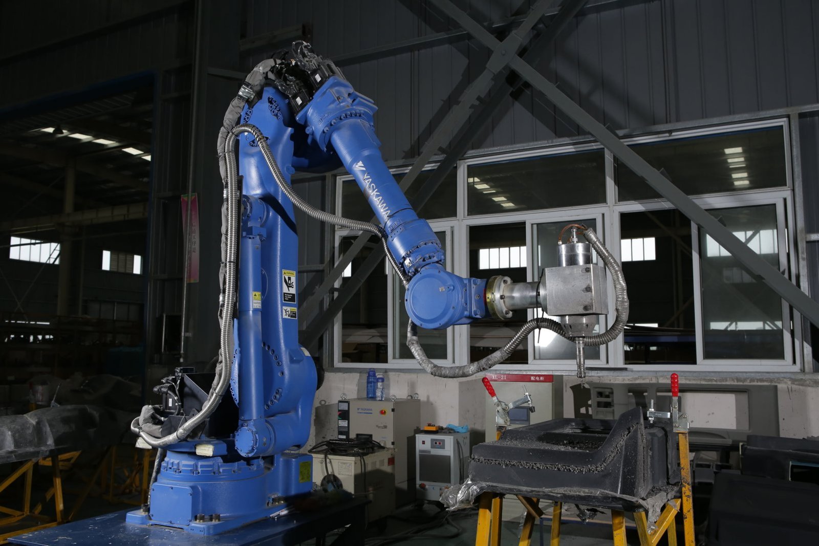 Welding workshop with robotic welding equipment